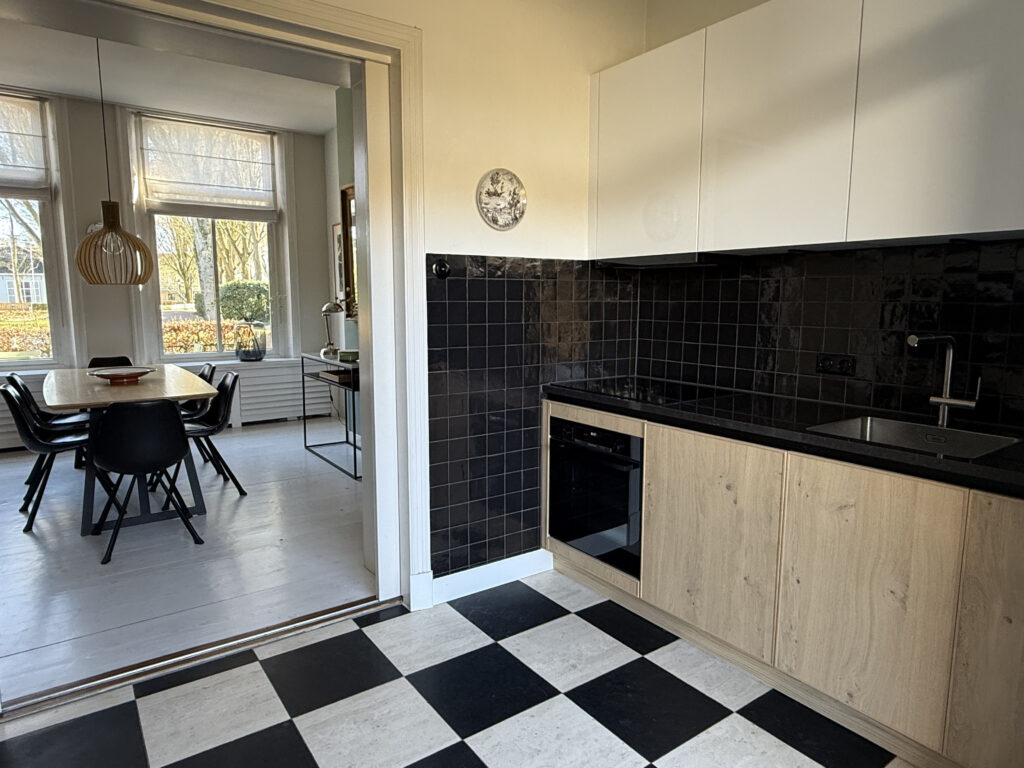 Splinternieuwe keuken met inductie kookplaat